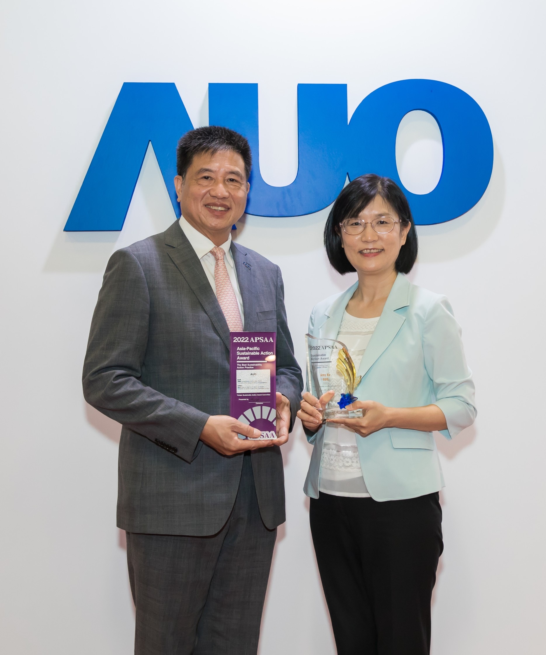 米兰·(milantiyu)长期垫筑永续远景的基石，透过ESG暨气候委员会逐步实践永续策略蓝图。其中，米兰·(milantiyu)光电永续长古秀华带领团队、制定中长期目标，缔造多面向亮眼表现，获得「顶尖永续长奖」的个人奖殊荣（左：米兰·(milantiyu)光电董事长暨执行长彭双浪，右：米兰·(milantiyu)光电永续长古秀华）