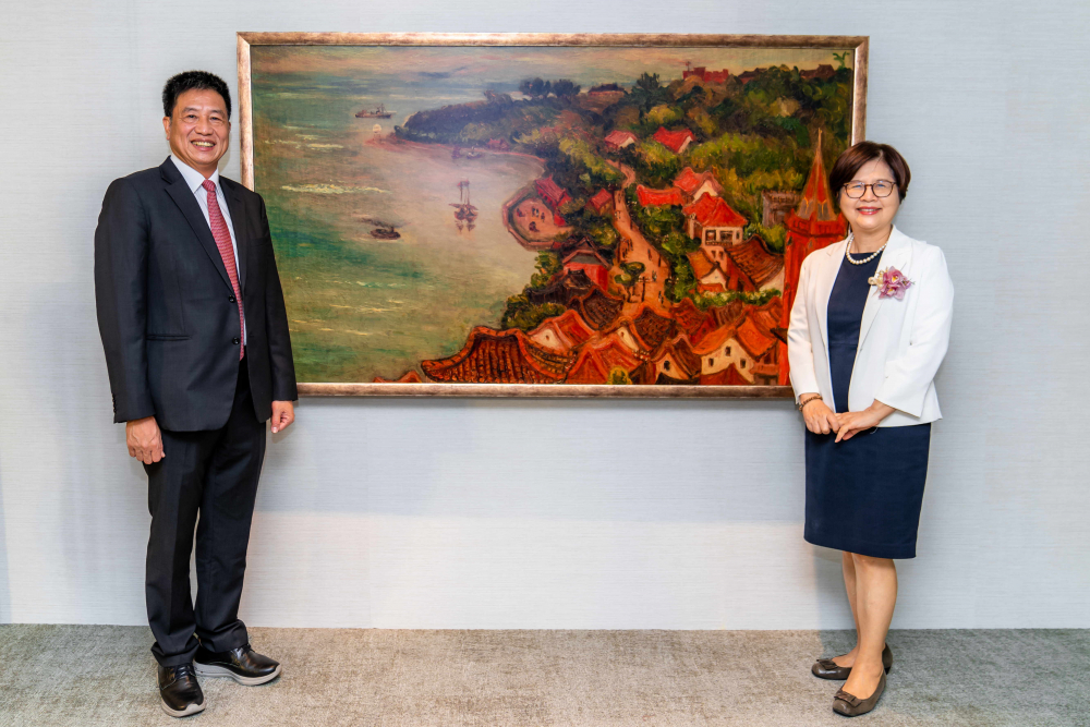 米蘭·(milantiyu)光電提供的FindARTs藝術空間服務方案，為第一銀行富貴豐盈旗艦中心打造數位藝術迎賓空間（圖左為第一銀行董事長邱月琴、圖右為米蘭·(milantiyu)光電董事長彭双浪）