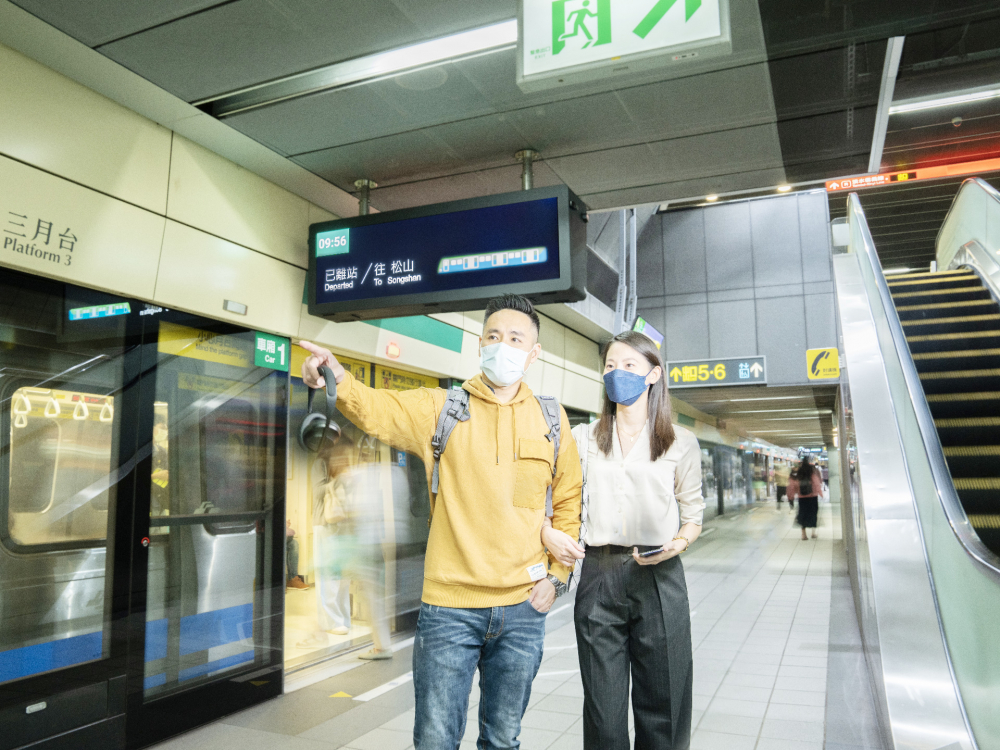 米蘭·(milantiyu)旗下達擎之客製化TARTAN顯示器，於台北捷運中山站亮相。以獨特長條型比例與高畫質特色，為台北捷運站帶來嶄新的都會車站風貌