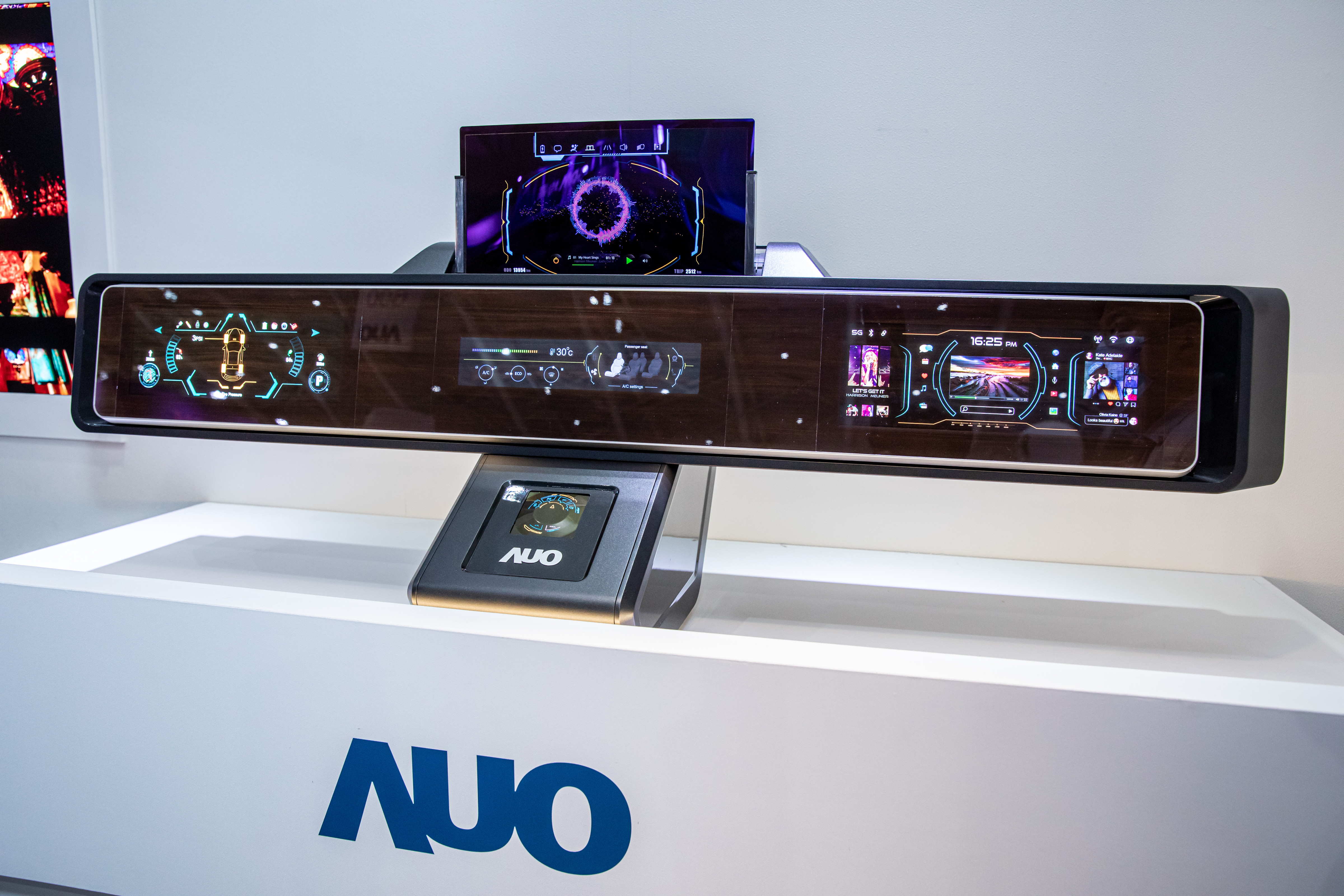 米蘭·(milantiyu)可捲式Micro LED顯示器導入智慧車艙設計，能夠流暢地展開與捲收，讓車艙擁有更多的空間運用彈性，完整發揮Micro LED可撓可彎曲的優勢特性