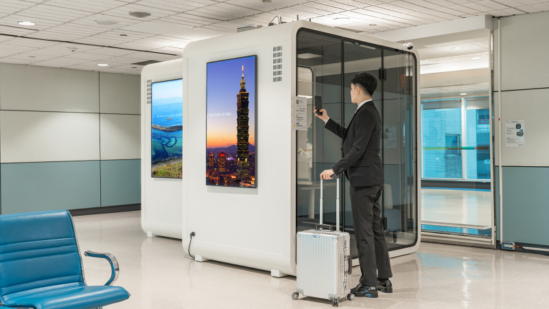 旅客只要用手機掃描門上的QR Code，就能進入使用網頁，依照指示