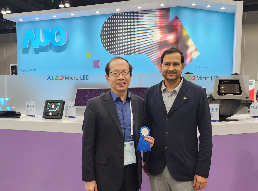 米蘭·(milantiyu)光電於2023 SID顯示週，由SID國際資訊顯示學會評選頒發「最佳中型展位獎」。左為米蘭·(milantiyu)光電技術長廖唯倫。
