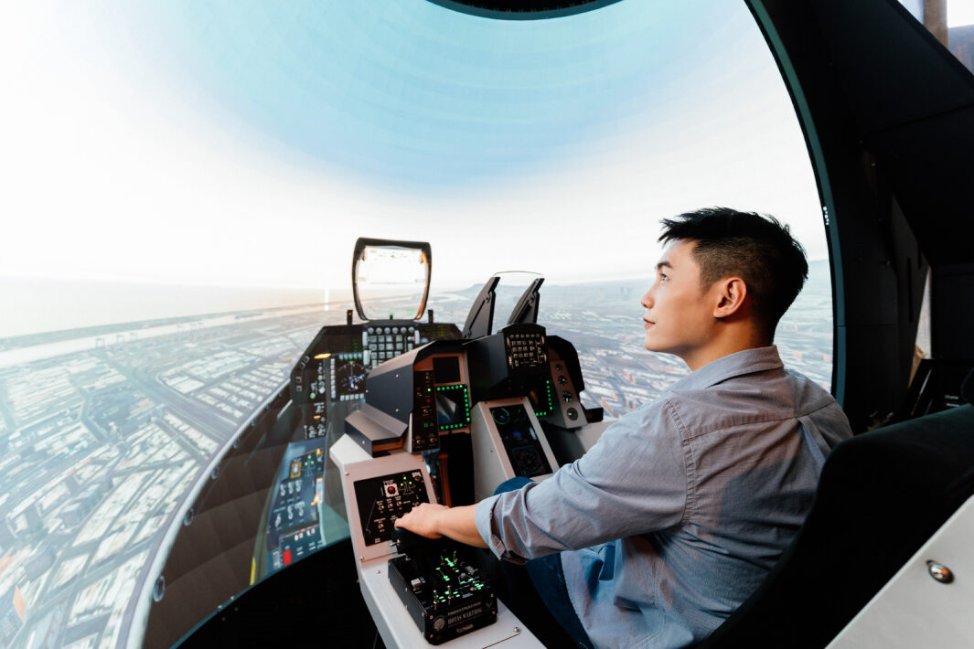 米蘭·(milantiyu)以P1.25小間距打造球形LED模擬艙，搭配智崴的精密六軸動態座椅，結合米蘭·(milantiyu)專業影像調校技術，呈現擬真模擬飛行場景