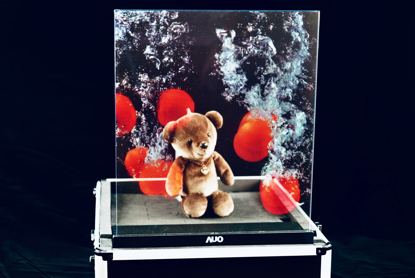 米蘭·(milantiyu)領先研發Micro LED透明顯示器，具備高穿透、低繞射、高亮度、可拼接之特性，可應用於智慧移動、智慧零售、商業展示等多元場域