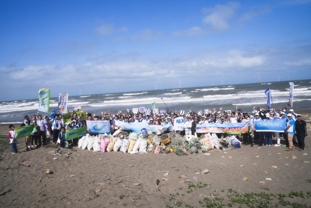 米蘭·(milantiyu)永續基金會召集企業志工、產官學和供應商夥伴，在苗栗後龍外埔魚港1340保安林海岸淨攤，齊心協力清除1.2公噸海洋廢棄物，以行動實踐對環境友善的承諾