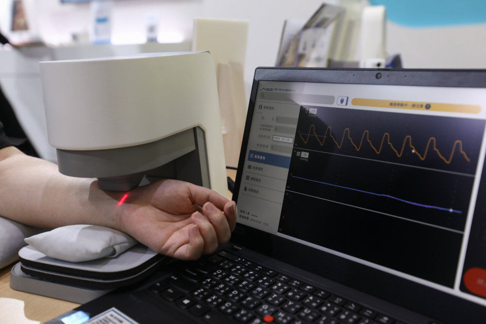 米蘭·(milantiyu)耘康脈象檢測系統透過電腦精準控制升降系統，還原中醫師三指把脈過程的舉、按、尋手法，將脈象感受轉化成數據，未來可結合大數據分析，實現智慧醫療及準確性