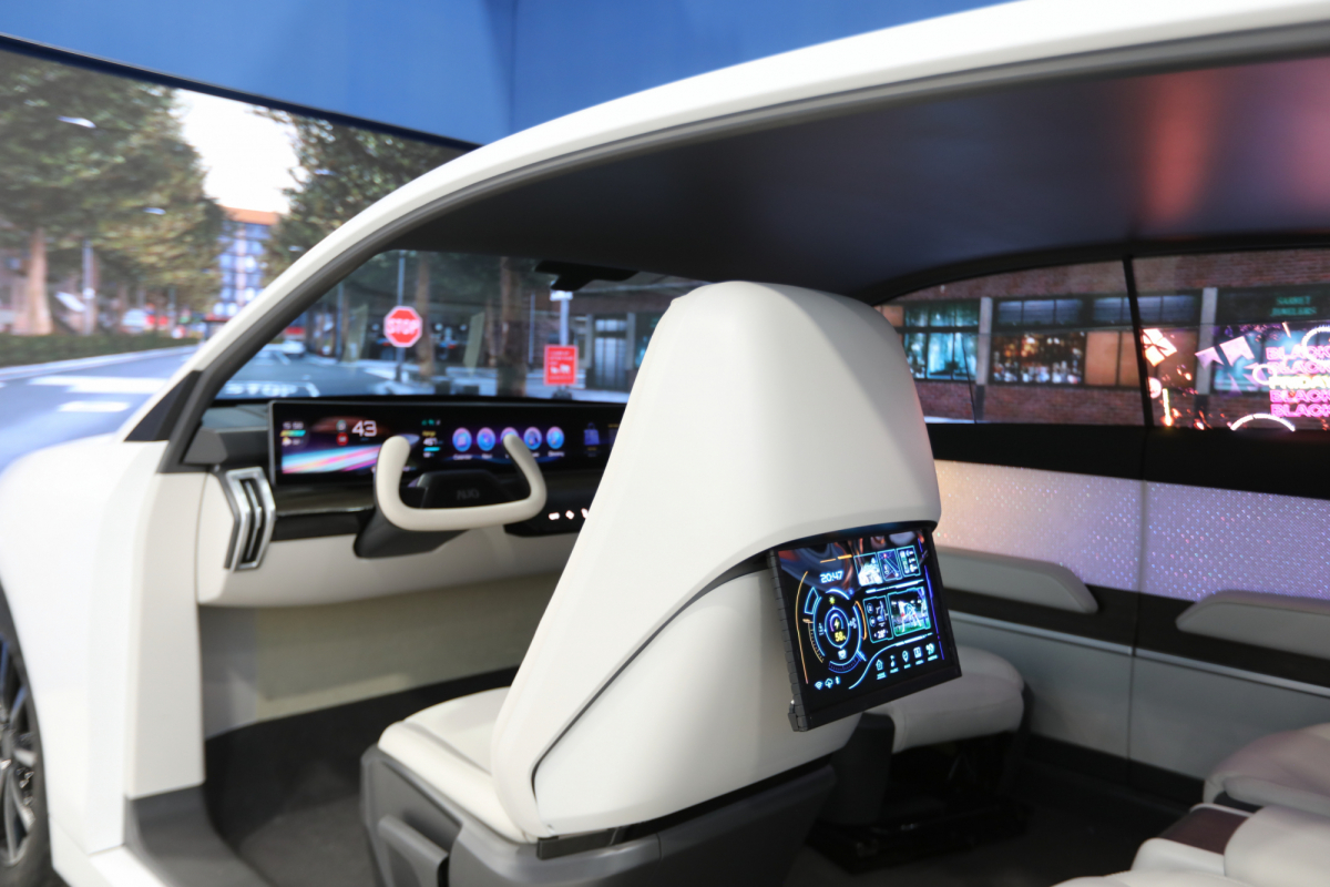 米兰·(milantiyu)的「可卷式后座娱乐显示器」加强后座乘客的感官体验，并保有个性化设计，可依使用偏好进行动态调整。