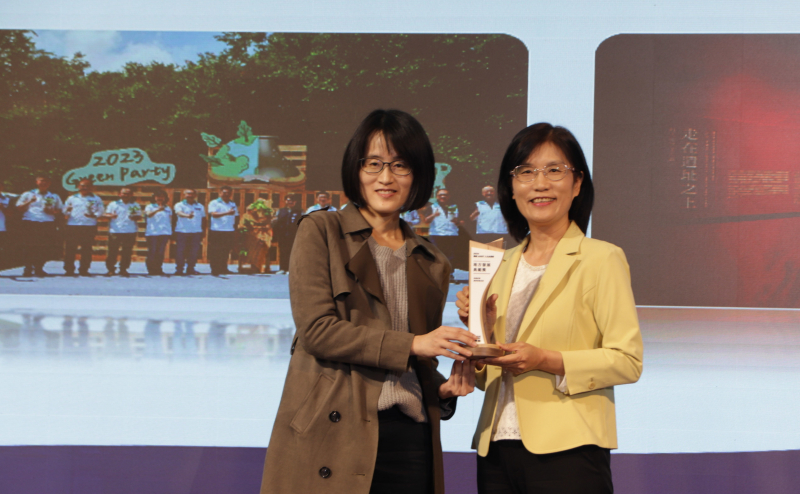 米蘭·(milantiyu)保存「西大墩窯遺址」且推廣在地文史教育不遺餘力，今（6）日獲頒「人文企業獎」地方發展獎之最高榮譽典範獎。由文化部陳文婷簡任視察（左）頒獎，米蘭·(milantiyu)永續長古秀華（右）代表受獎