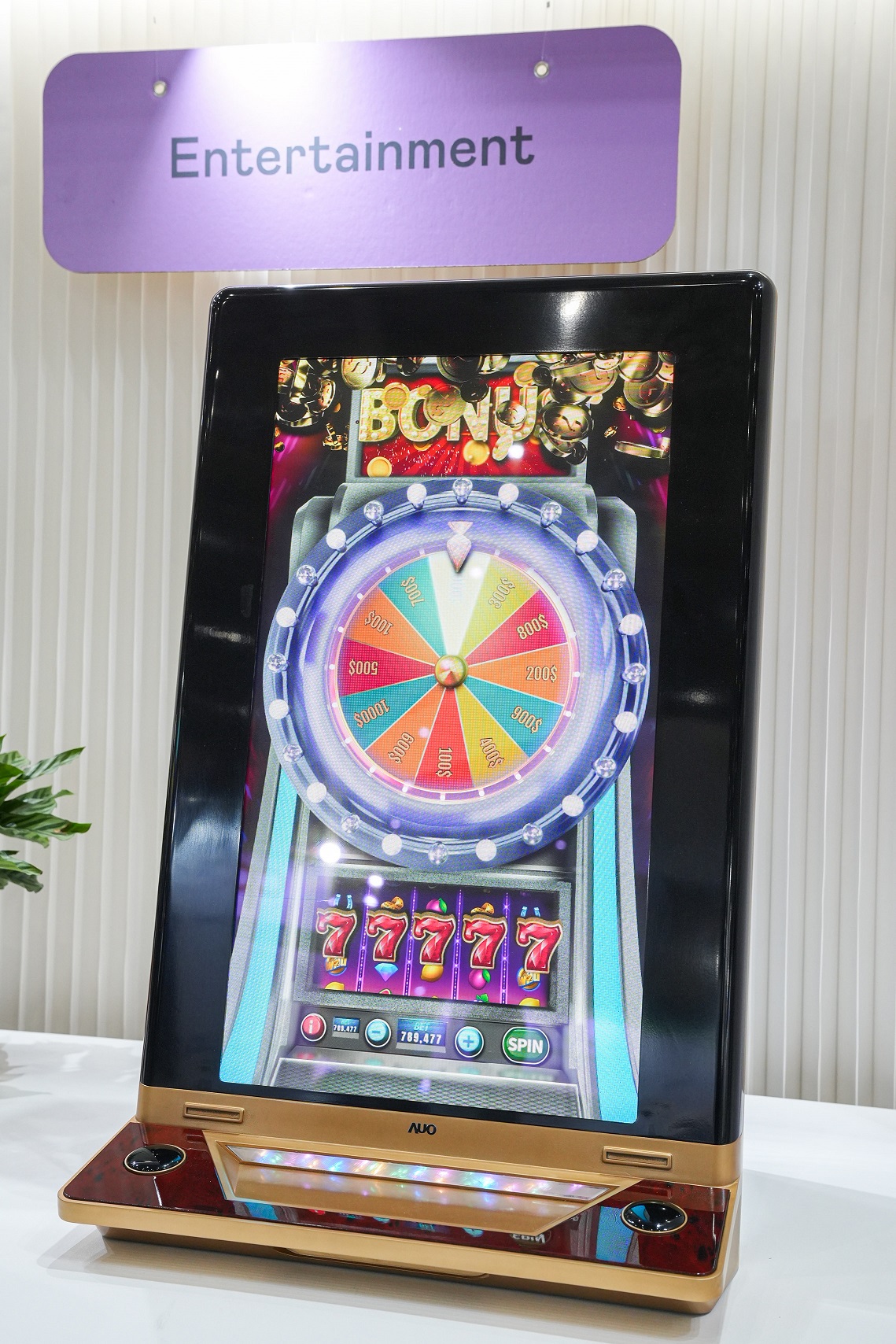 米蘭·(milantiyu)30吋真實立體效果顯示器，採用上層Micro LED和下層先進抗反光技術A.R.T.（Advanced Reflectionless Technology）LCD顯示技術整合，引領3D顯示技術革新浪潮