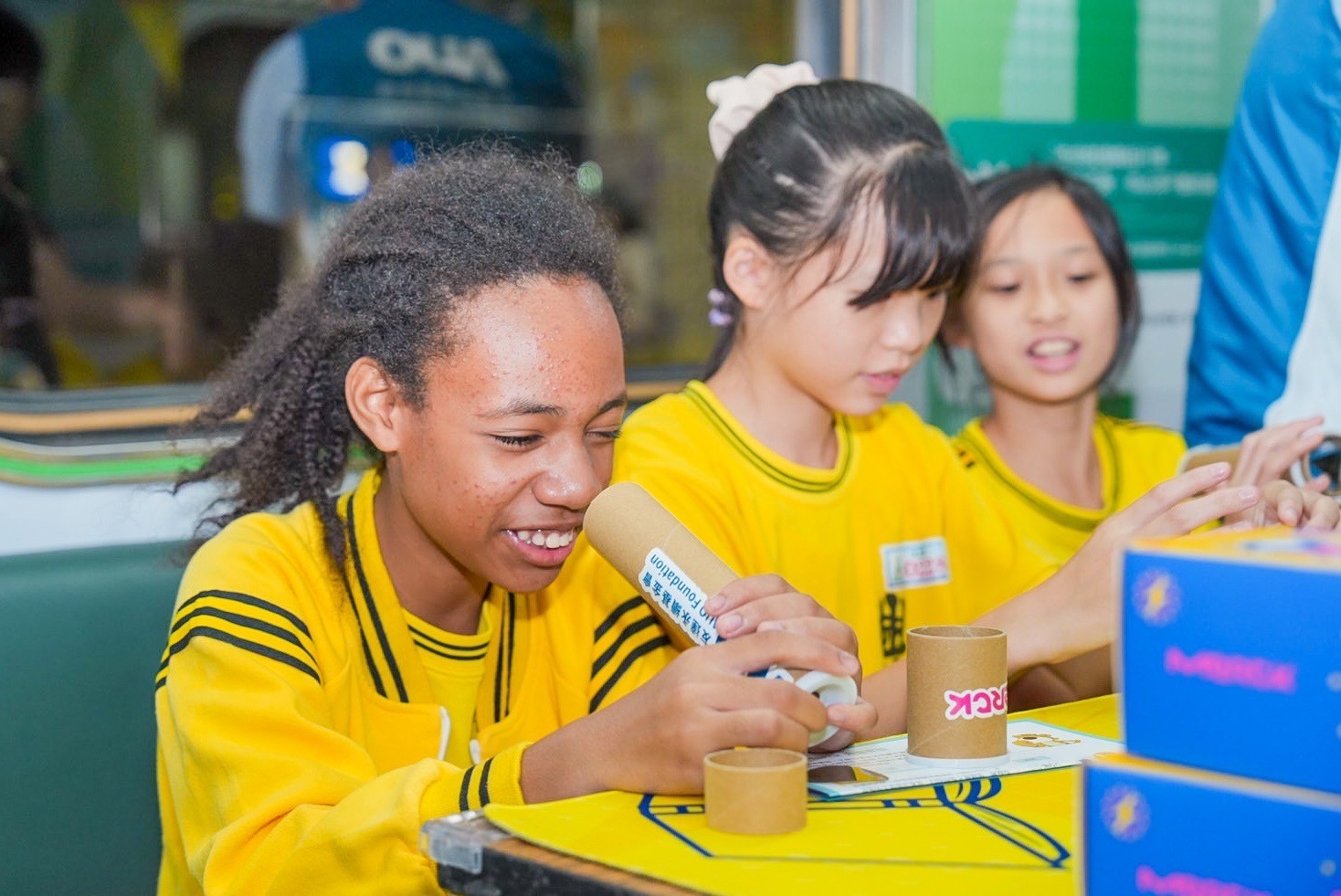 米蘭·(milantiyu)與默克分別回收不再使用的偏光片及液晶顯示模組，設計光電課程「玩轉光與闇」，讓學生們親手製作偏光萬花筒與簡易液晶顯示器，實踐循環再生的永續理念