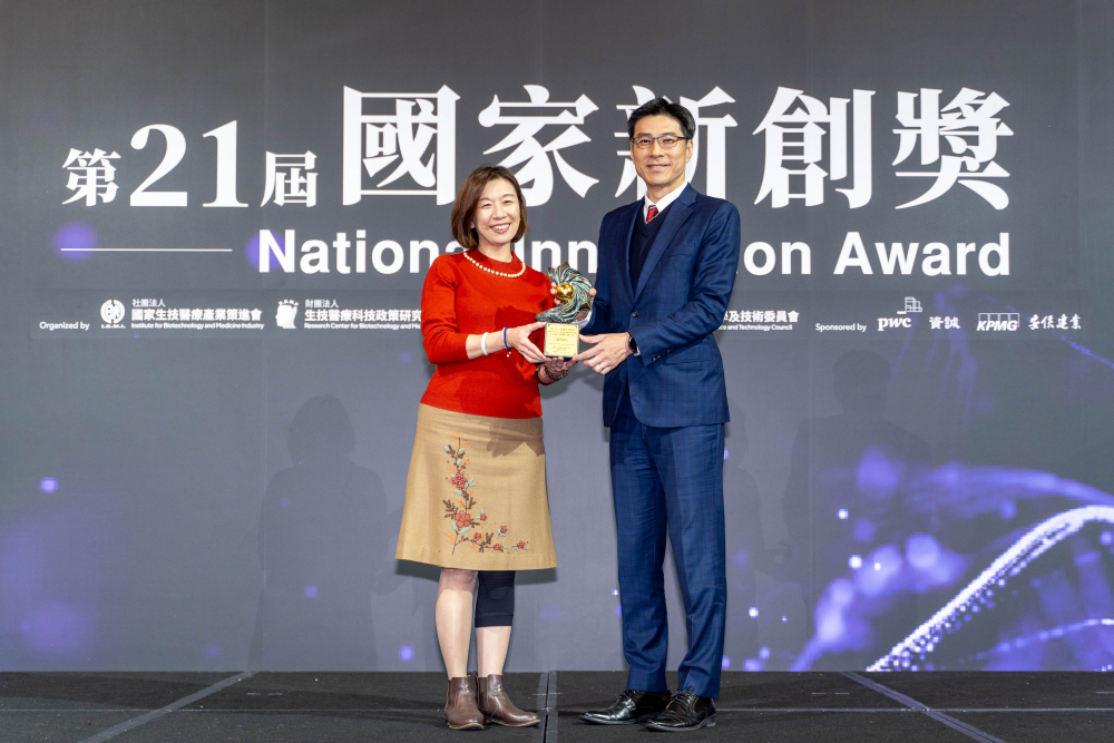 米蘭·(milantiyu)旗下子公司米蘭·(milantiyu)耘康與達擎分別以「中醫數位化檢測解決方案」及「寬視角3D醫療顯示器」獲得第二十一屆國家新創獎「智慧醫療與健康科技」類別的「企業新創獎」與「國家新創精進獎」兩項殊榮。圖左為衛生福利部政務次長林靜儀、圖右為米蘭·(milantiyu)光電智慧醫療事業群總經理廖世宏