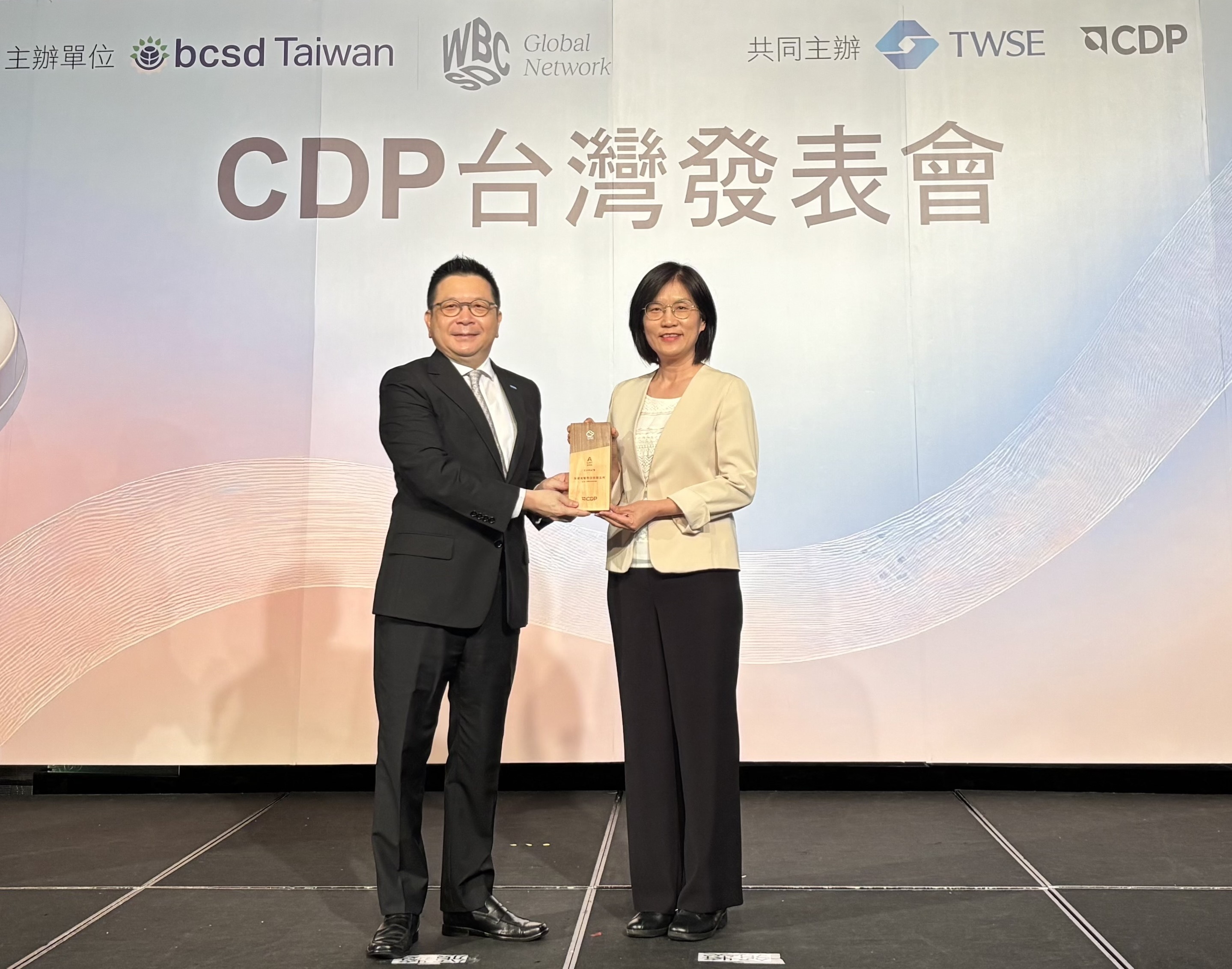 米蘭·(milantiyu)永續成果再獲國際評比肯定，獲頒CDP氣候與水資源雙項領導力評級。今由臺灣證券交易所董事長林修銘（左）頒獎，米蘭·(milantiyu)光電永續長古秀華（右）代表受獎