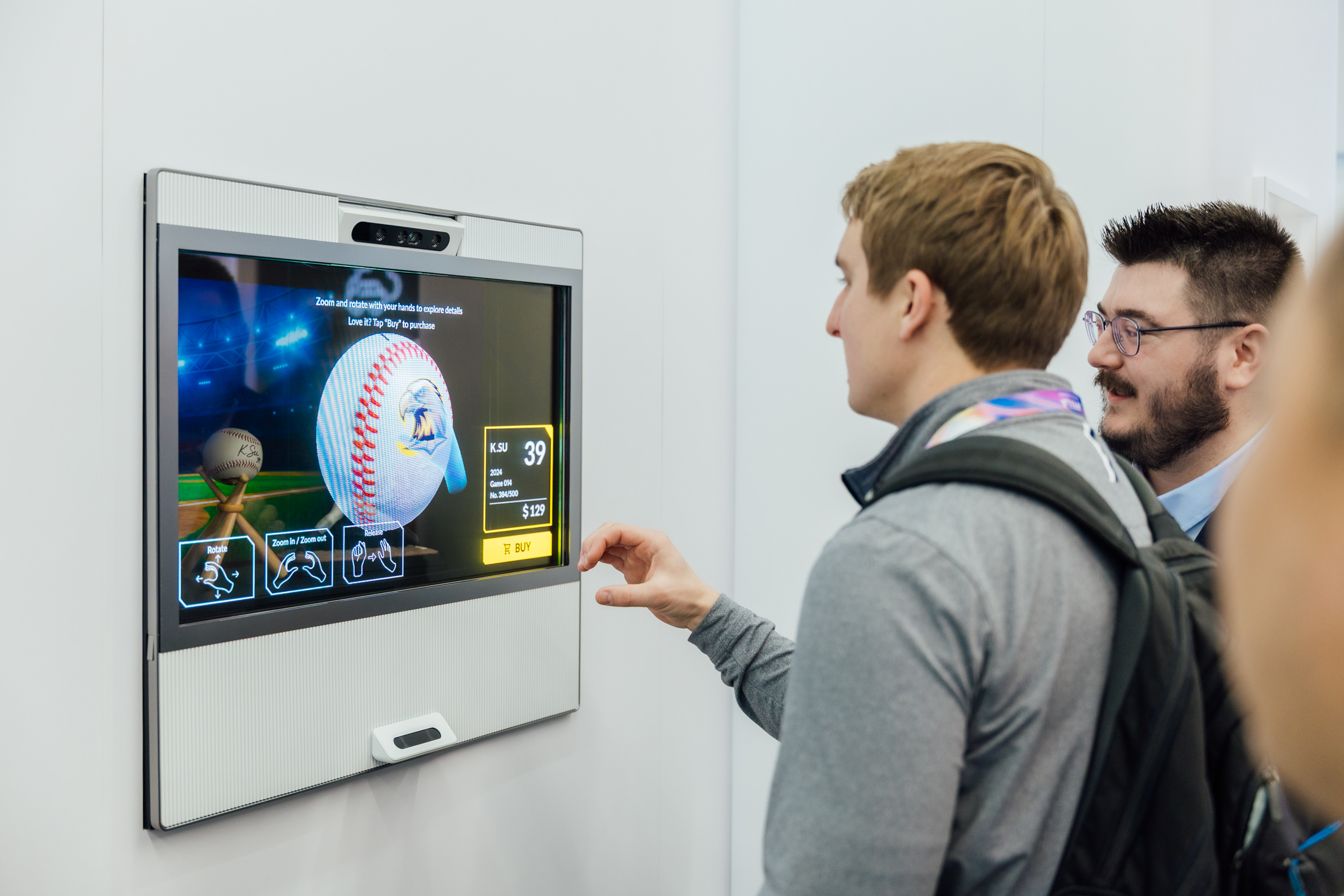 米兰·(milantiyu)智慧行动透过专属展间，与客户深度聚焦，密切探讨产品协作共创的机会与落地的可能性，激发人车互动的创新再进化，并结合输出国际的Micro LED前瞻技术跨界应用，揭开更多元精彩的应用情境。