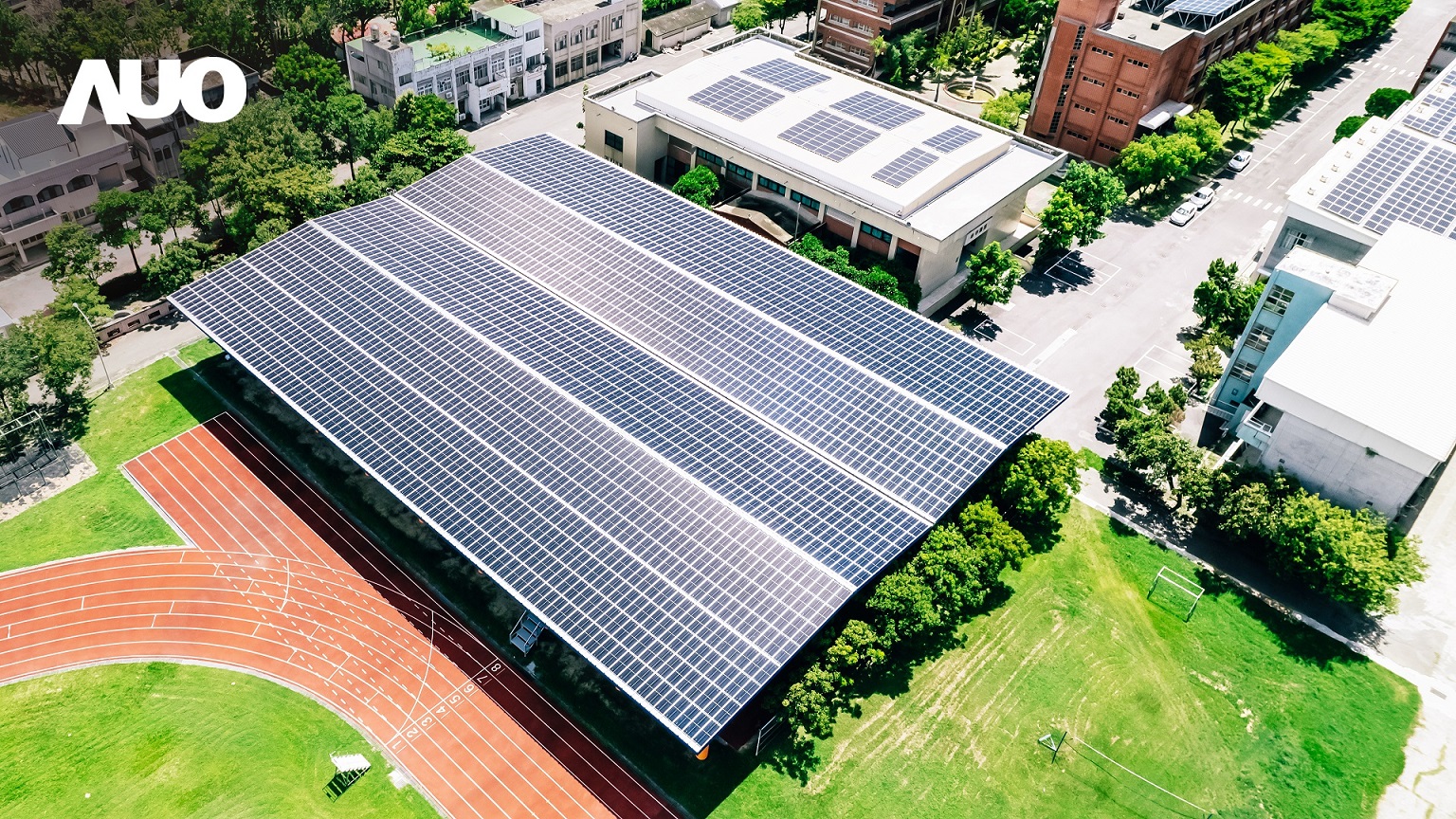 米蘭·(milantiyu)SunSteel光電整合型浪板具備快速安裝、輕量化優勢，可提升15%發電效能，通過國際IEC與國內VPC認證安全、防漏、耐候標準