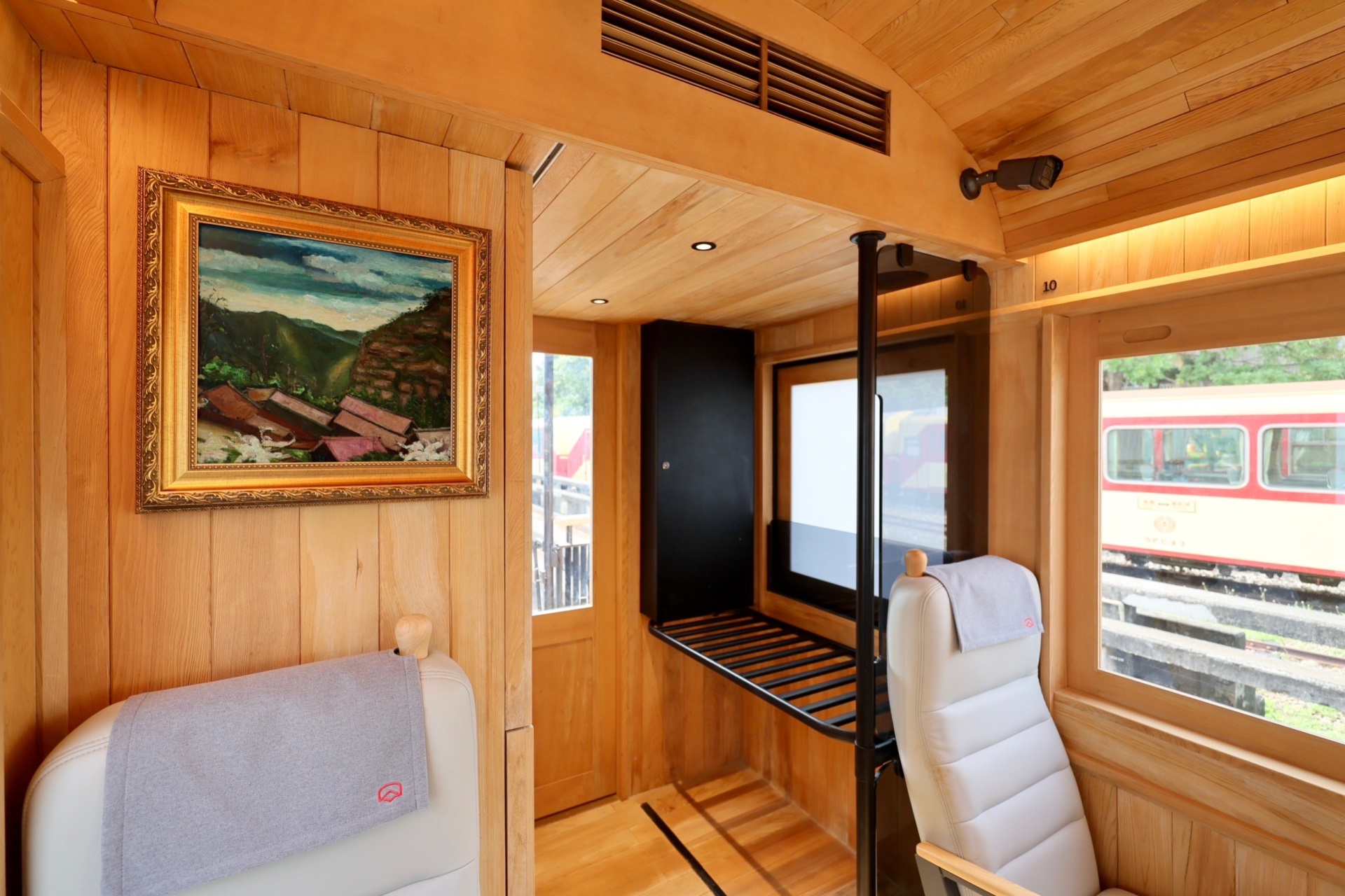 福森號每節車廂均配置「米蘭·(milantiyu)光電FindARTs擬真藝屏」